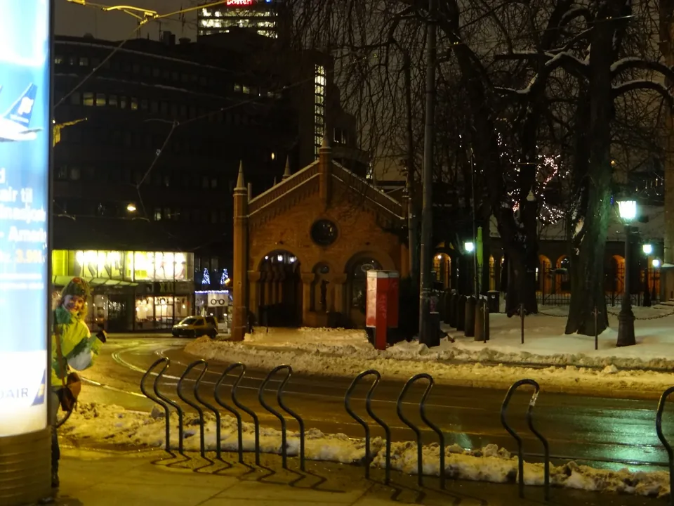 Photo de ville de nuit après réparation des blocs et des couleurs